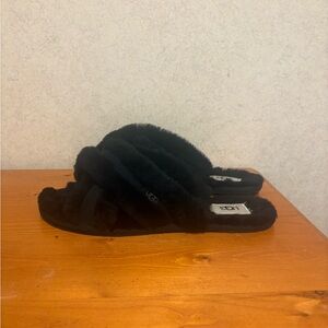 UGG Women's Scuffita house slippers in black sheepskin size 10